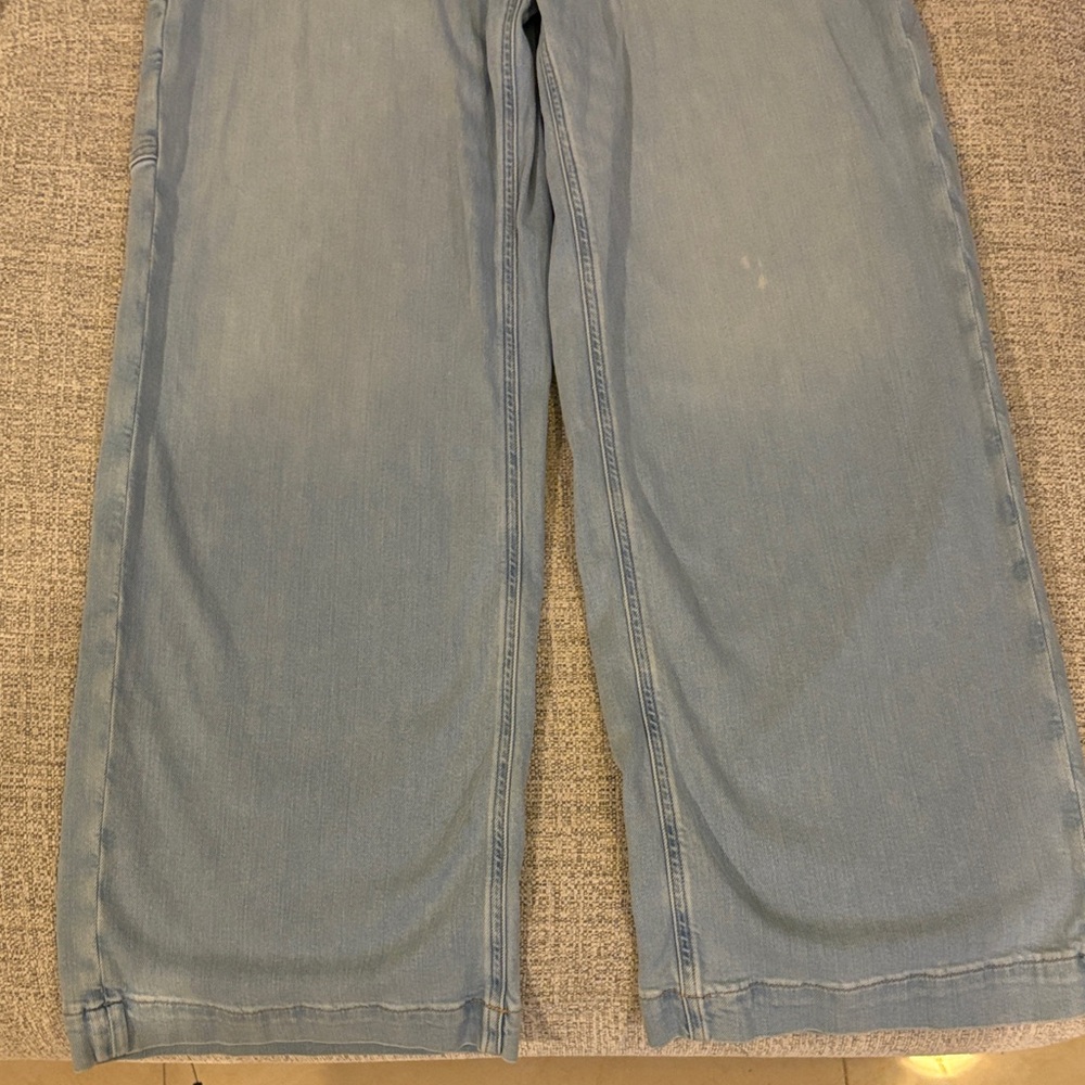 American Eagle Outfitters Women's Light Wash very baggy Jeans - Picture 2 of 6